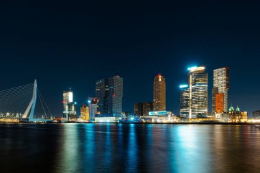 Rotterdam 'ın Ebedi Geceçöküşü' ne dalmış Gökdelenlerin Suyun Yansımaları Arasında Parladığı
