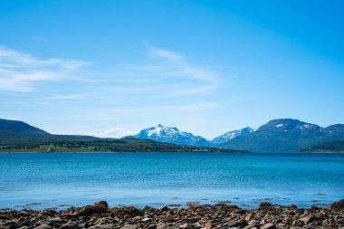 Plaj, Lofoten, Norveç. Dağların ve mavi denizin göz kamaştırıcı manzarası Lofoten adaları. Lofoten Adaları 'ndaki yaz manzarası ve plajı.