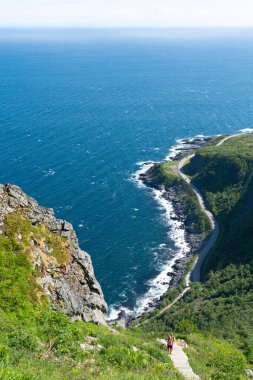 Lofoten, Norveç, Nordland 'de yaz güneşli bir gün. Dramatik dağlarla, denizlerle, okyanuslarla dolu bir manzara. Lofoten Adalarındaki fiyort