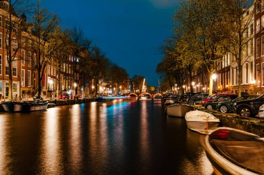 Aydınlatılmış Kanallar ve Riverside Keyifleri: Amsterdam 'ın Büyüleyici Şehir Manzarası: Gelenek ve Modernliğin Keyifli Bir Harmanı