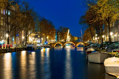 Aydınlatılmış Kanallar ve Riverside Keyifleri: Amsterdam 'ın Büyüleyici Şehir Manzarası: Gelenek ve Modernliğin Keyifli Bir Harmanı