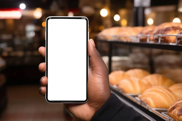 Hombre Africano Sosteniendo Teléfono Inteligente Panadería Smartphone Con Pantalla Blanca — Foto de Stock