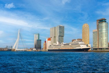 Rotterdam gökdeleni güneşli bir günde. Panoramik manzara. Görkemli Skylines, Rotterdam Şehir Merkezi 'nin Büyüleyici Güzelliği Ortaya Çıktı
