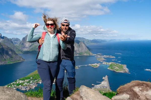 Happy Hiking Couple Enjoying Norway Fjord View Happy Couple Relax — Foto Stock