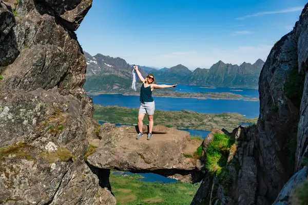 Coraggiosa Viaggiatrice Piedi Sulla Pietra Appesa Tra Rocce Djevelporten Norvegia — Foto Stock