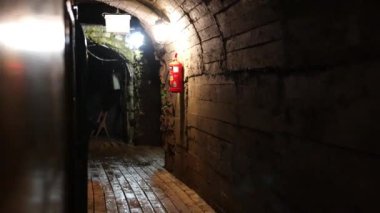 Madencilik treni eski altın, gümüş, fıçı madenine gidiyor. Yeraltı treni madende, yük arabaları altın, gümüş ve bakır madenlerinde