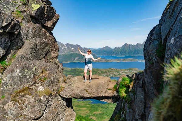 Coraggiosa Viaggiatrice Piedi Sulla Pietra Appesa Tra Rocce Djevelporten Norvegia — Foto Stock