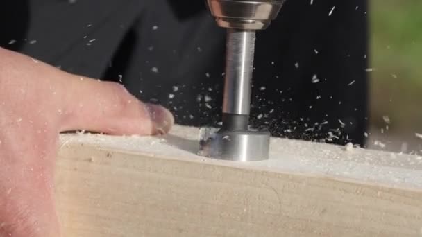 Das Loch Holz Fräsen Arbeiter Mit Fräser Einsatz Senkbohrer Machen — Stockvideo