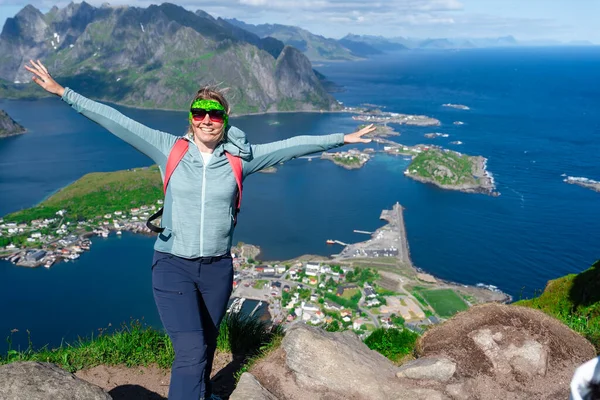 Happy Woman Hiker Enjoys Panorama Lofoten Islands Top Reinebringen Traveler — Foto Stock