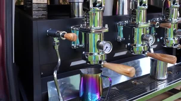 Barista Cafe Dışarıdaki Etkinlikte Kahve Hazırlıyor Barista Servis Konsepti — Stok video