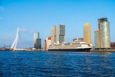 Rotterdam gökdeleni güneşli bir günde. Panoramik manzara. Görkemli Skylines, Rotterdam Şehir Merkezi 'nin Büyüleyici Güzelliği Ortaya Çıktı