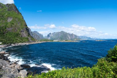 Lofoten, Norveç, Nordland 'de yaz güneşli bir gün. Dramatik dağlarla, denizlerle, okyanuslarla dolu bir manzara. Lofoten Adalarındaki fiyort