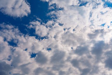 Bir sürü Beyaz Bulutlu Mavi Gökyüzü: Değiştirme veya İlham Veren Fikirler İçin Arkaplan.