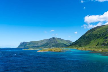 Lofoten, Norveç, Nordland 'de yaz güneşli bir gün. Dramatik dağlarla, denizlerle, okyanuslarla dolu bir manzara. Lofoten Adalarındaki fiyort