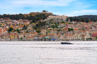 Sibenik, Hırvatistan. UNESCO 'nun Sibenik mimarisi ve kıyı şeridi, Dalmaçya, Hırvatistan. Renkli tarihi şehir.
