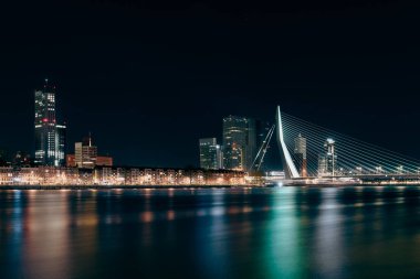 Denizden Rotterdam 'ın Muhteşem Gece Manzarası: Gece Şehrin Güzelliğini Deneyin.