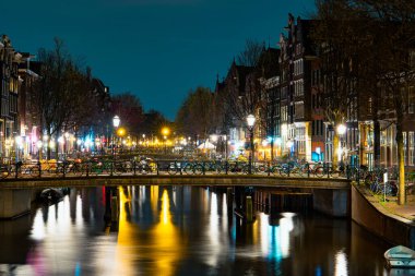 Amsterdam 'da Büyüleyici Gece: Amsterdam Gece Kanallarının Büyüleyici Uzun Maruz Kalma Fotoğrafı.
