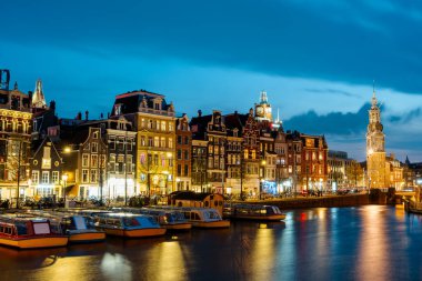 Amsterdam 'da Büyüleyici Gece: Amsterdam Gece Kanallarının Büyüleyici Uzun Maruz Kalma Fotoğrafı.