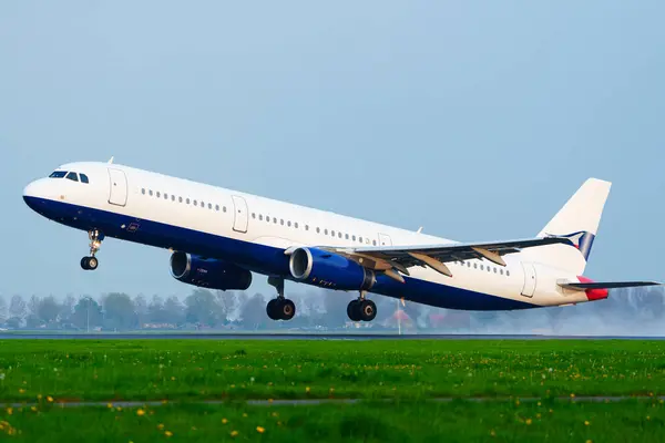 Avião Passageiros Decolando Pista Condições Chuva Tempo Destino Viagem Fotografias De Stock Royalty-Free