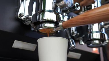 Barista Cafe, dışarıdaki etkinlikte kahve hazırlıyor. Barista Servis Konsepti