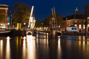 Amsterdam 'da Büyüleyici Gece: Amsterdam Gece Kanallarının Büyüleyici Uzun Maruz Kalma Fotoğrafı.