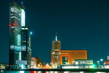 Denizden Rotterdam 'ın Muhteşem Gece Manzarası: Gece Şehrin Güzelliğini Deneyin.