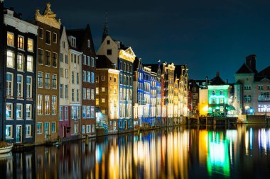 Amsterdam 'da Büyüleyici Gece: Amsterdam Gece Kanallarının Büyüleyici Uzun Maruz Kalma Fotoğrafı.