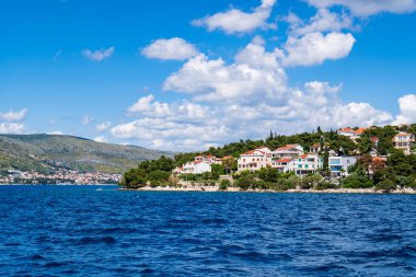 Hırvatistan 'ın Sibenik kentinin hava görüntüsü. Güzel eski şehir Sibenik, şehir merkezinin panoramik manzarası ve Adriyatik Denizi. Dalmaçya.