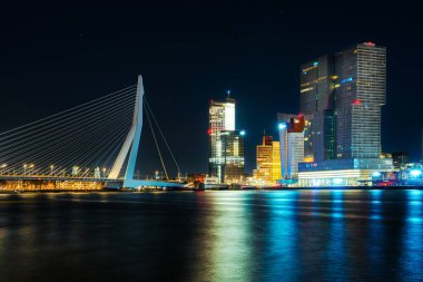 Denizden Rotterdam 'ın Muhteşem Gece Manzarası: Gece Şehrin Güzelliğini Deneyin.