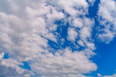 Bir sürü Beyaz Bulutlu Mavi Gökyüzü: Değiştirme veya İlham Veren Fikirler İçin Arkaplan.