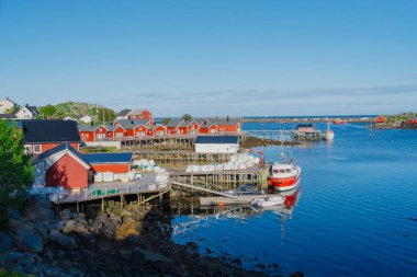 Reine 'de yaz, Lofoten Adaları, Norveç. Popüler turizm merkezi. Klasik Norveç Otelleri 'nin Rorbuer adlı ahşap kırmızı kulübesi olan eski balıkçı köyü.