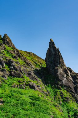 Djevelporten ya da Devils geçidi Floya dağ yürüyüşü patikasında. Lofoten Adası, İskandinavya, Norveç 'te Svolvaer yürüyüş yolu, ünlü etkinlik yerleri