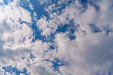 Bir sürü Beyaz Bulutlu Mavi Gökyüzü: Değiştirme veya İlham Veren Fikirler İçin Arkaplan.