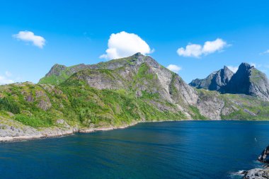 Lofoten, Norveç, Nordland 'de yaz güneşli bir gün. Dramatik dağlarla, denizlerle, okyanuslarla dolu bir manzara. Lofoten Adalarındaki fiyort