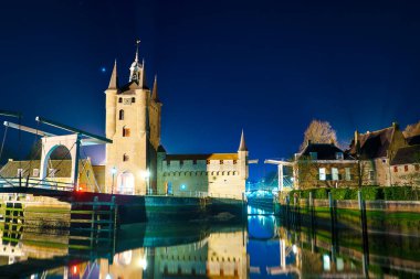 Zierikzee, Hollanda 'nın canlı gece hayatını keşfedin. Şehir renkli ışıklar ve keşfedilmeyi bekleyen çeşitli gece hayatı deneyimleriyle canlanıyor..