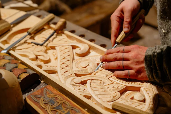 Esta Imagem Apresenta Carpinteiro Artesanal Habilidoso Meticulosamente Esculpir Padrões Ornamentados Imagens Royalty-Free