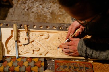 Yetenekli bir marangoz, geleneksel aletler, sanatsal marangozluk ve sanatsal ahşap işçiliğinde yaratıcılık kullanarak bir tahta parçasına ayrıntılı ve ayrıntılı tasarımlar yapar..
