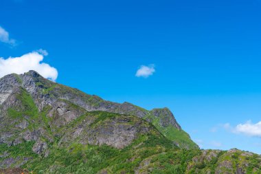 Lofoten, Norveç, Nordland 'de yaz güneşli bir gün. Dramatik dağlarla, denizlerle, okyanuslarla dolu bir manzara. Lofoten Adalarındaki fiyort