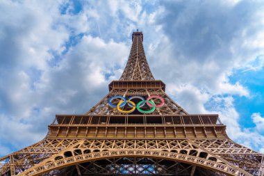 24 Temmuz 2024, Fransa Paris, Olimpiyat oyunları. Yüksek kalite fotoğraf, Olimpiyat Oyunları logosu olan Eyfel Kulesi