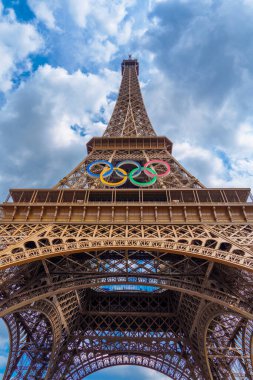 24 Temmuz 2024, Fransa Paris, Olimpiyat oyunları. Yüksek kalite fotoğraf, Olimpiyat Oyunları logosu olan Eyfel Kulesi