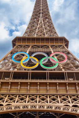 24 Temmuz 2024, Fransa Paris, Olimpiyat oyunları. Yüksek kalite fotoğraf, Olimpiyat Oyunları logosu olan Eyfel Kulesi