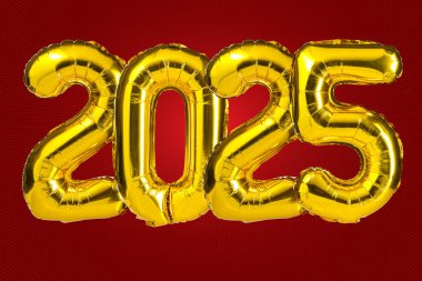 Yeni yıl 2025 kutlaması. Altın folyo renkli balonlar. 2025 balon. Kırmızı arka planda. Parti, tebrik kartı, reklamcılık, yıldönümü..