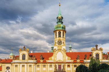 Bu büyüleyici görüntü büyüleyici bir Avrupa şehrinin tarihi mimarisini yansıtıyor. Sembolik bir saat kulesi kaldırım taşından caddelerin üzerinde duruyor zengin bir kültür ve nefes kesici manzaralar sergiliyor.