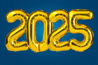 Yeni yıl 2025 kutlaması. Altın folyo renkli balonlar. 2025 balon. Mavi arka planda. Parti, tebrik kartı, reklamcılık, yıldönümü..