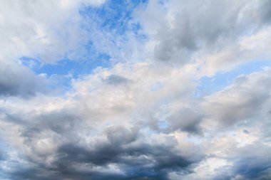 Bu güzel yüksek çözünürlüklü görüntü tüylü beyaz bulutlu parlak mavi bir gökyüzünü gösteriyor. Arka planlar, sunumlar veya sakin ve canlandırıcı bir atmosfer gerektiren herhangi bir yaratıcı proje için idealdir..