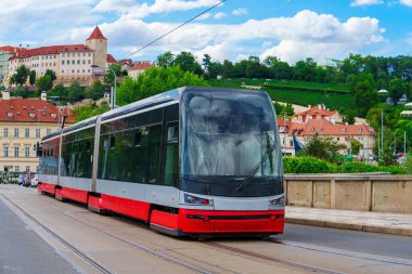 Bu gösterişli, modern kırmızı tramvay şehir toplu taşımacılığı için gereklidir. Yerel halk ve turistler tarafından manzaraları ve eğlenceleri keşfetmek için kullanışlı ve rahat bir yol olarak tercih ediliyor..