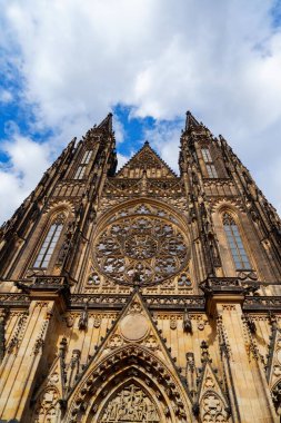 Bu çarpıcı Gotik katedralde karmaşık mimari detaylar büyüleyici vitray pencereler ve muhteşem kuleler var. Güzelliği, işçiliğini ve kurucularının bağlılığını yansıtır..
