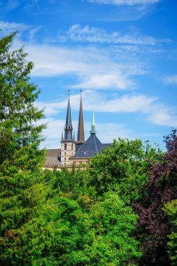 Tarihi eski şehrin antik kale duvarının bir parçası ve Notre-Dame Katedrali 'nin zarif kuleleri batan güneşin sıcak ışınlarıyla yıkandı. Yaz boyunca Lüksemburg 'da yakalandı.