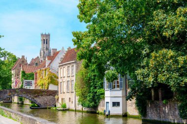 Bruges, Belçika 'nın büyüleyici kanallarını, canlı evleri ve gür ağaçlarıyla keşfedin. Bu büyüleyici kasaba romantik bir kaçamak ya da huzurlu bir dinlenme yeri için ideal bir yer..