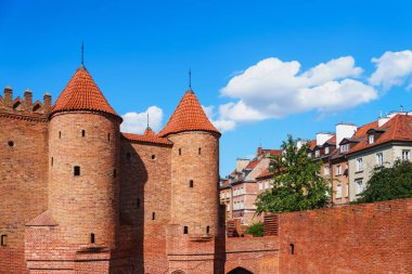 Varşova Barbican 'ı Polonya' nın başkentinde bulunan tarihi bir kaledir. Şehir savunma duvarlarının bir parçasıdır ve şehrin çarpıcı manzaralarını sunan popüler bir turizm merkezidir.